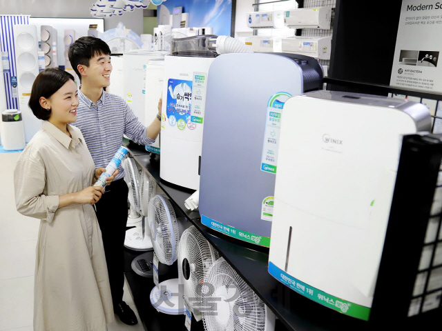 21일 롯데하이마트 대치점을 방문한 소비자들이 매장에 비치된 제습기 제품들을 둘러보고 있다. /사진제공=롯데하이마트