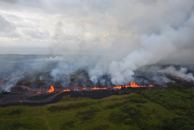 19일 하와이 파호아 인근 균열에서 분출한 용암이 흘러내리고 있다. /AP=연합뉴스