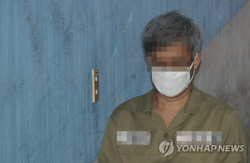 댓글 조작 혐의로 구속된 ‘드루킹’ 김 모(49)씨가 아내를 폭행하고 성폭력을 저지른 혐의로도 기소된 것으로 전해졌다./연합뉴스