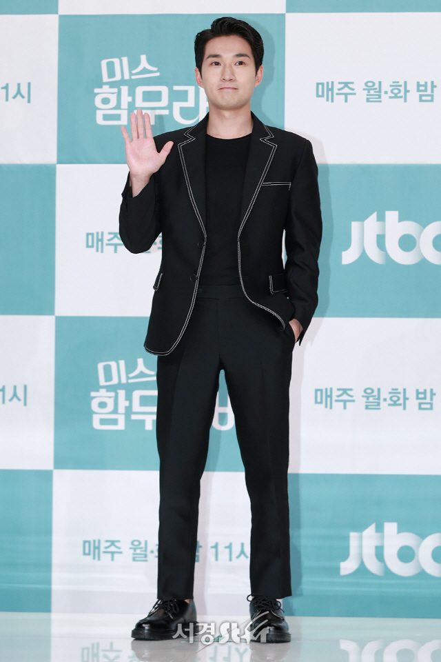 배우 류덕환이 21일 오후 서울 영등포구 타임스퀘어 아모리스홀에서 열린 JTBC ‘미스 함무라비’ 제작발표회에 참석해 포토타임을 갖고 있다.