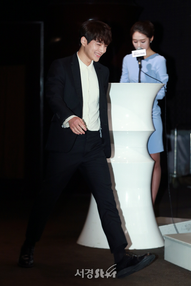 배우 김명수가 21일 오후 서울 영등포구 타임스퀘어 아모리스홀에서 열린 JTBC ‘미스 함무라비’ 제작발표회에 참석해 포토타임을 갖고 있다.
