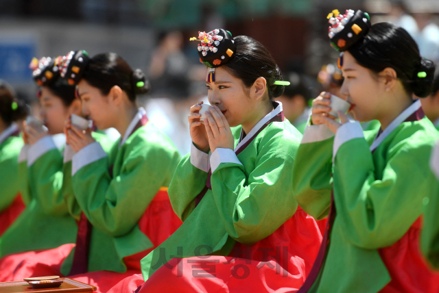 성년의 날인 21일 서울 중구 남산골 한옥마을에서 열린 제46회 전통성년례 재현행사에서 참가자들이 차를 마시고 있다./권욱기자ukkwon@sedaily.com