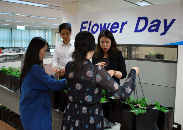 삼천리가 21일 가정의 달을 맞아 GWP(Great Work Place) 프로그램의 일환으로 플라워데이 행사를 실시해 임직원들에게 꽃 화분을 선물하고 있다. 사진제공=삼천리