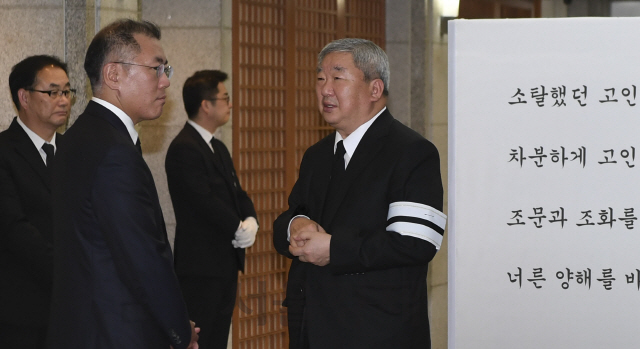 정의선(앞줄 왼쪽) 현대자동차 부회장이 21일 서울 종로구 서울대병원 장례식장에 마련된 故 구본무 LG그룹 회장의 조문을 마친 뒤 구 회장의 친동생이자 그룹 후계자 구광모 상무의 친부인 구본능(오른쪽) 희성그룹 회장과 대화를 나누고 있다./송은석기자