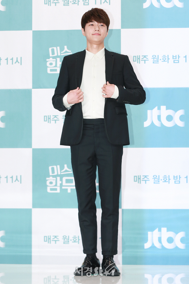 배우 김명수가 21일 오후 서울 영등포구 타임스퀘어 아모리스홀에서 열린 JTBC ‘미스 함무라비’ 제작발표회에 참석해 포토타임을 갖고 있다.