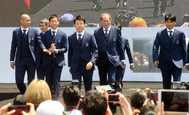 2018 러시아월드컵에 출전하는 대한민국 축구 국가대표팀 선수들이 21일 서울광장에서 열린 축구대표팀 월드컵 출정식 행사에서 인사하고 있다. /권욱기자