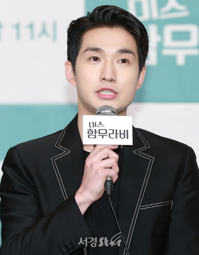 배우 류덕환이 21일 오후 서울 영등포구 타임스퀘어 아모리스홀에서 열린 JTBC ‘미스 함무라비’ 제작발표회에 참석해 인사말을 하고 있다.