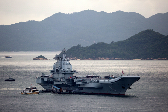 중국 해군의 최초 실전 배치 항공모함 ‘랴오닝’ /EPA
