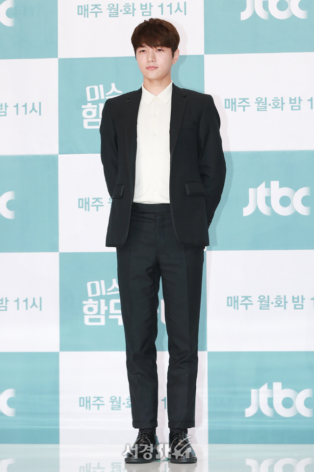 배우 김명수가 21일 오후 서울 영등포구 타임스퀘어 아모리스홀에서 열린 JTBC ‘미스 함무라비’ 제작발표회에 참석해 포토타임을 갖고 있다.