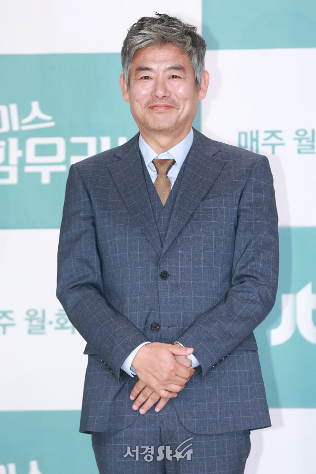 배우 성동일이 21일 오후 서울 영등포구 타임스퀘어 아모리스홀에서 열린 JTBC ‘미스 함무라비’ 제작발표회에 참석해 포토타임을 갖고 있다./사진=조은정기자