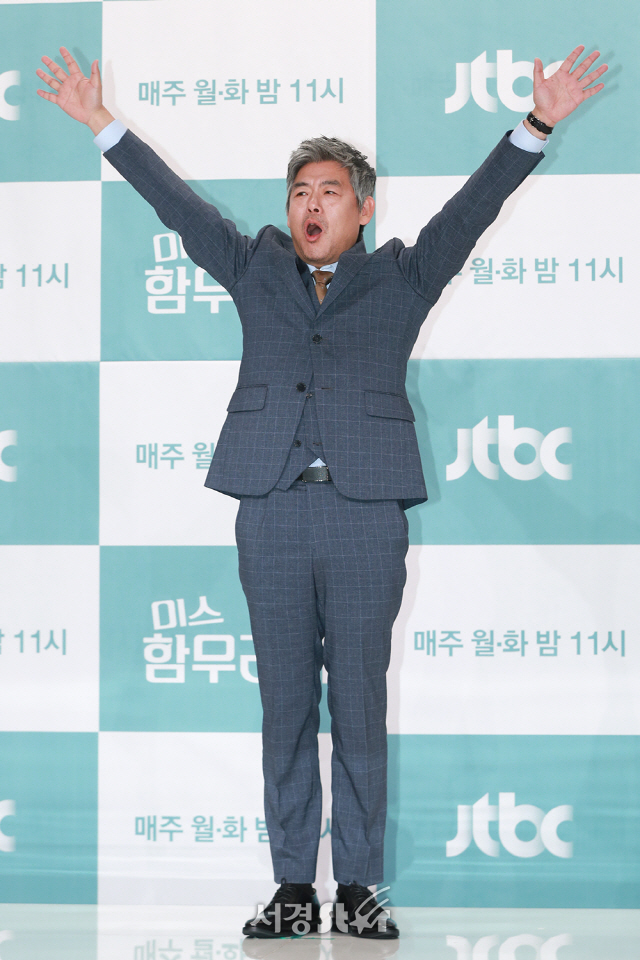 배우 성동일이 21일 오후 서울 영등포구 타임스퀘어 아모리스홀에서 열린 JTBC ‘미스 함무라비’ 제작발표회에 참석해 포토타임을 갖고 있다.