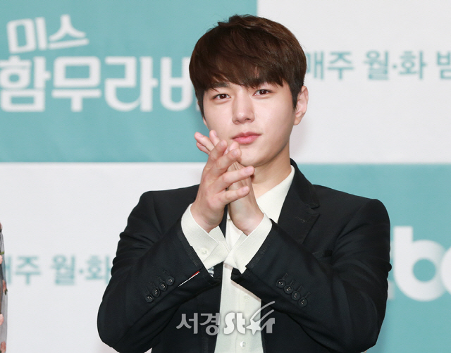 배우 김명수가 21일 오후 서울 영등포구 타임스퀘어 아모리스홀에서 열린 JTBC ‘미스 함무라비’ 제작발표회에 참석해 박수를 치고 있다.