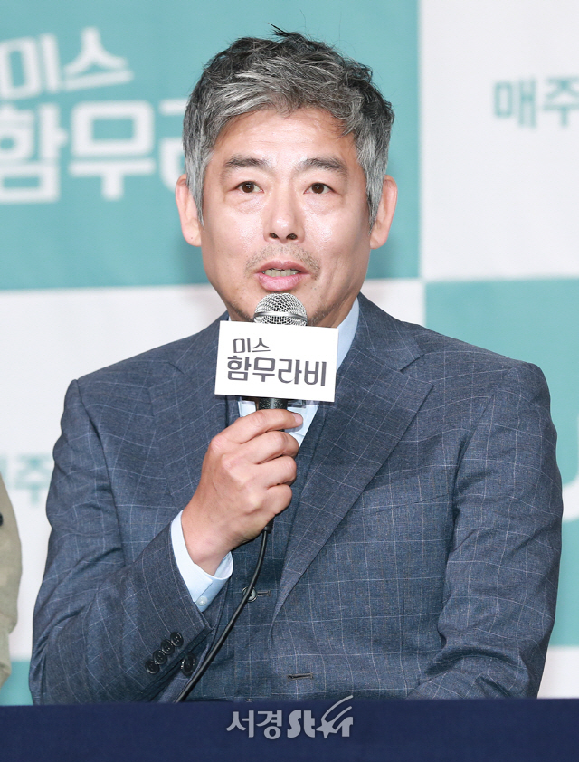 배우 성동일이 21일 오후 서울 영등포구 타임스퀘어 아모리스홀에서 열린 JTBC ‘미스 함무라비’ 제작발표회에 참석해 인사말을 하고 있다.