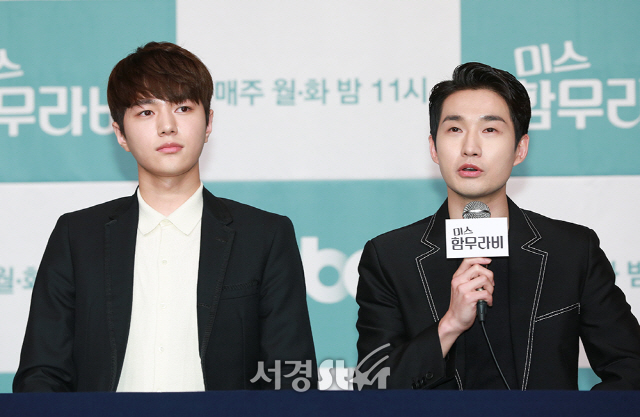 배우 김명수, 류덕환이 21일 오후 서울 영등포구 타임스퀘어 아모리스홀에서 열린 JTBC ‘미스 함무라비’ 제작발표회에 참석해 인사말을 하고 있다.