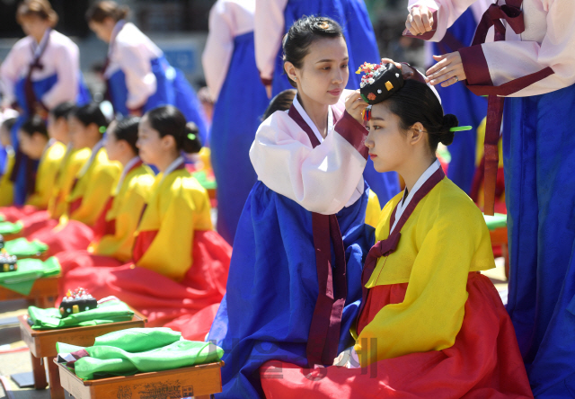 성년의 날인 21일 서울 중구 남산골 한옥마을에서 열린 제46회 전통성년례 재현행사에서 참가자들이 족두리를 쓰고 있다./권욱기자ukkwon@sedaily.com
