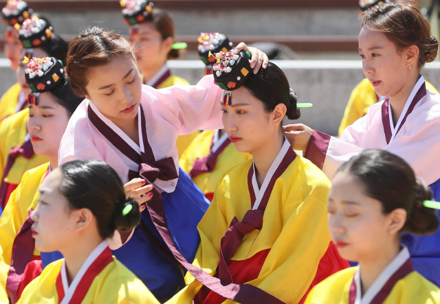 성년의 날인 21일 오전 서울 중구 남산골 한옥마을에서 열린 제46회 전통성년례 재현행사에서 참가자들이 족두리를 쓰고 있다./연합뉴스
