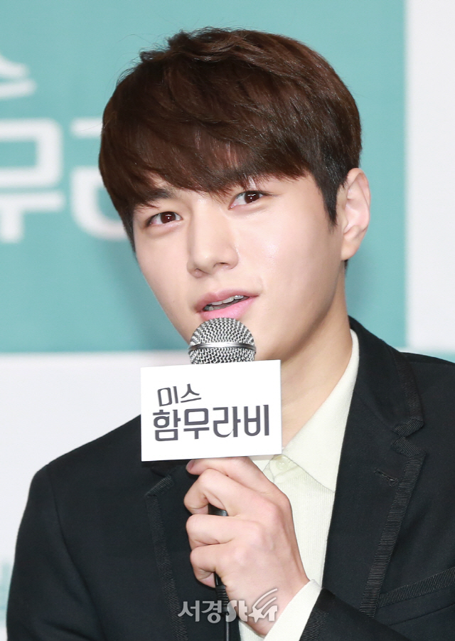 배우 김명수가 21일 오후 서울 영등포구 타임스퀘어 아모리스홀에서 열린 JTBC ‘미스 함무라비’ 제작발표회에 참석해 취재진의 질문에 답변을 하고 있다.