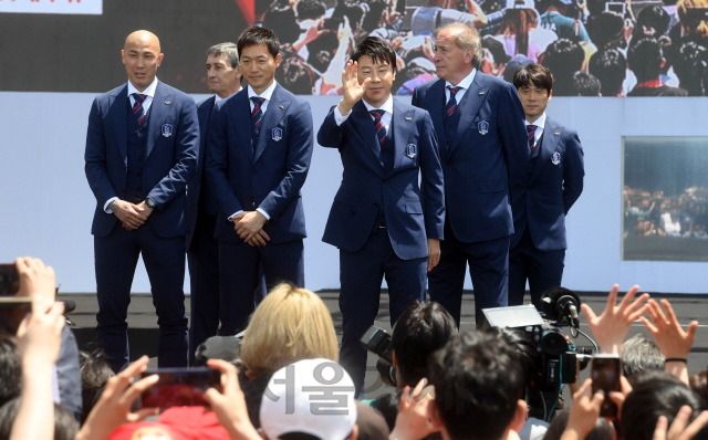 2018 러시아월드컵에 출전하는 대한민국 축구 국가대표팀 선수들이 21일 서울광장에서 열린 축구대표팀 월드컵 출정식 행사에서 인사하고 있다. 신태용호는 28일 대구에서 온두라스, 다음달 1일 전주에서 보스니아 헤르체고비나와 평가전을 치른 뒤 3일 사전캠프지 오스트리아로 떠난다./권욱기자