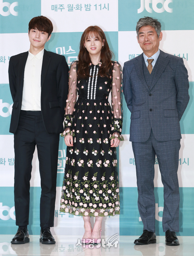 배우 김명수, 고아라, 성동일이 21일 오후 서울 영등포구 타임스퀘어 아모리스홀에서 열린 JTBC ‘미스 함무라비’ 제작발표회에 참석해 포토타임을 갖고 있다.