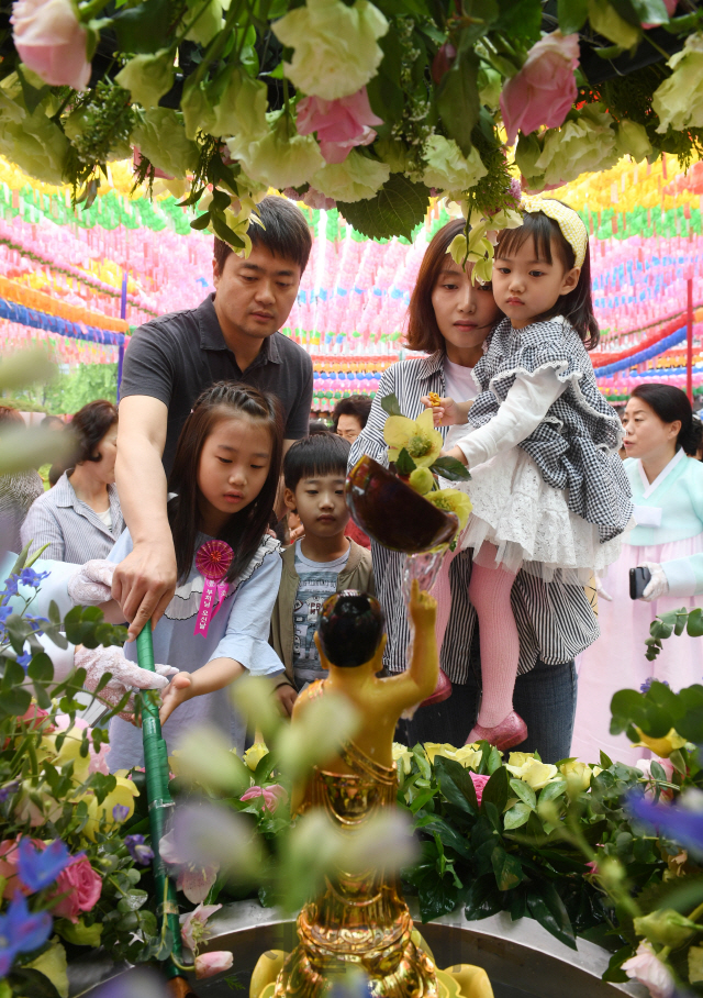 불기 2562년 부처님오신날인 22일 서울 종로 조계사에서 열린 봉축법요식에서 행사에 참석한 한 가족이 관불의식을 하고 있다./권욱기자ukkwon@sedaily.com