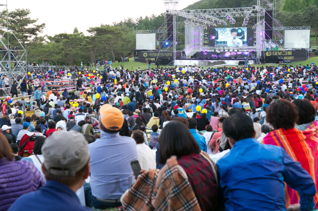 지난해 5월 열린 그린콘서트에 4만여명의 관객이 페어웨이에 빼곡히 앉아 공연을 감상하고 있다. /사진제공=서원밸리