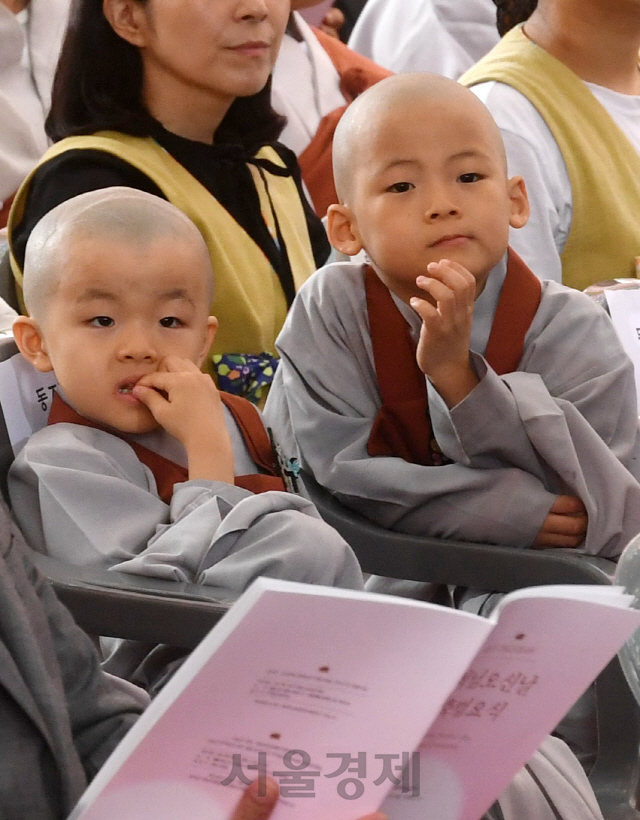 불기 2562년 부처님오신날인 22일 서울 종로 조계사에서 열린 봉축법요식에서 동자승들이 생각에 잠겨 있다./권욱기자ukkwon@sedaily.com