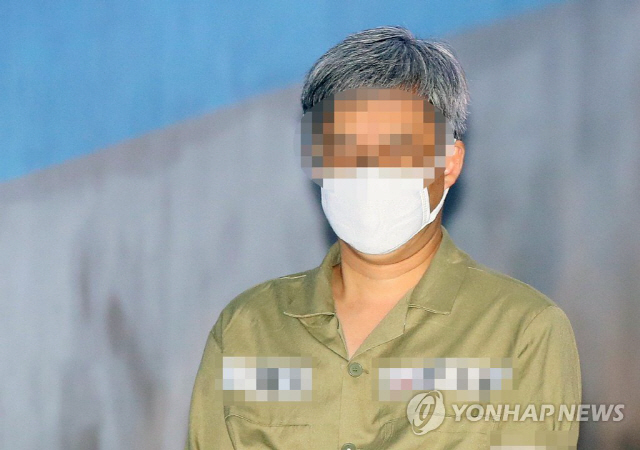 지난 2일 오전 네이버 댓글 여론조작 혐의를 받는 파워블로거 ‘드루킹’ 김모(49) 씨가 서울 중앙지법에서 열린 첫 공판에 출석하고 있다./연합뉴스