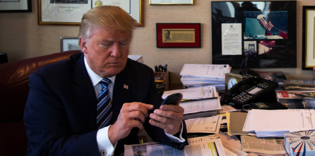 휴대전화를 만지고 있는 도널드 트럼프 미국 대통령 모습./사진=Android Central