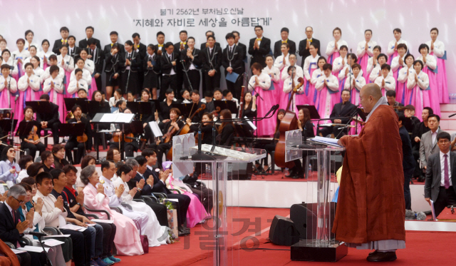 불기 2562년 부처님오신날인 22일 서울 종로 조계사에서 열린 봉축법요식에서 중앙종회의장 원행스님이 남북공동발원문을 낭독하고 있다./권욱기자ukkwon@sedaily.com