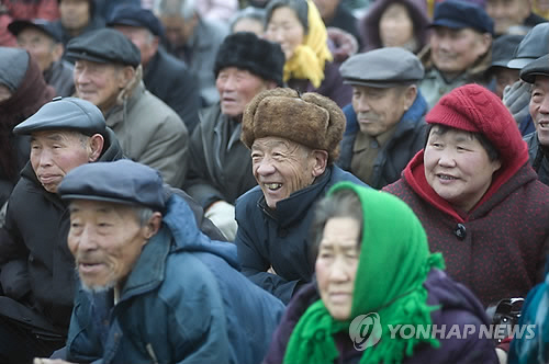중국 산둥성의 시골 마을  노인들 모습/연합뉴스
