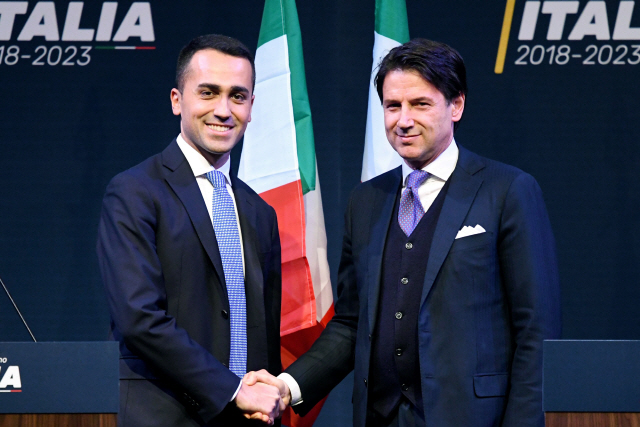 이탈리아의 포퓰리즘 정당 오성운동의 루이지 디마이오(왼쪽) 대표와 연합정부 총리로 지명된 주세페 콘테 교수.   /AFP연합뉴스