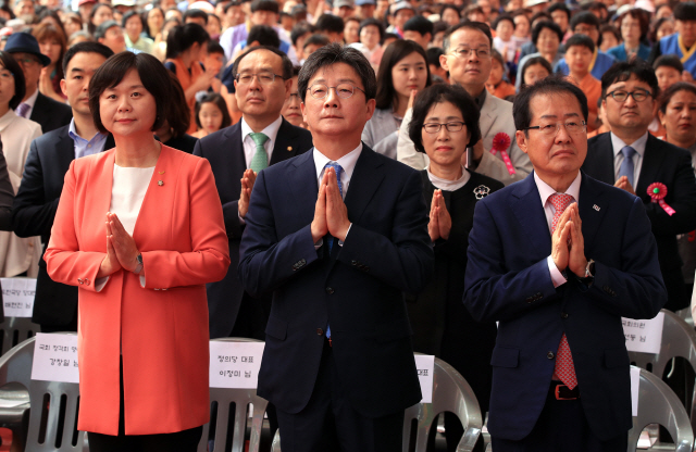 합장한 정당 대표들      (서울=연합뉴스) 한종찬 기자 = 자유한국당 홍준표(오른쪽), 바른미래당 유승민(가운데), 정의당 이정미(왼쪽) 대표가 부처님오신날인 22일 오전 서울 종로 조계사에서 열린 봉축법요식에 참석해 합장하고 있다. 2018.5.22      saba@yna.co.kr  (끝)      <저작권자(c) 연합뉴스, 무단 전재-재배포 금지>