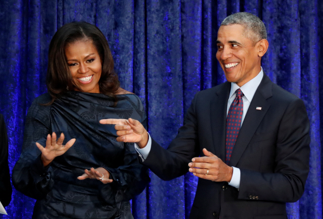 버락 오바마(오른쪽) 전 미국 대통령과 그의 아내 미셸 여사  /로이터연합뉴스
