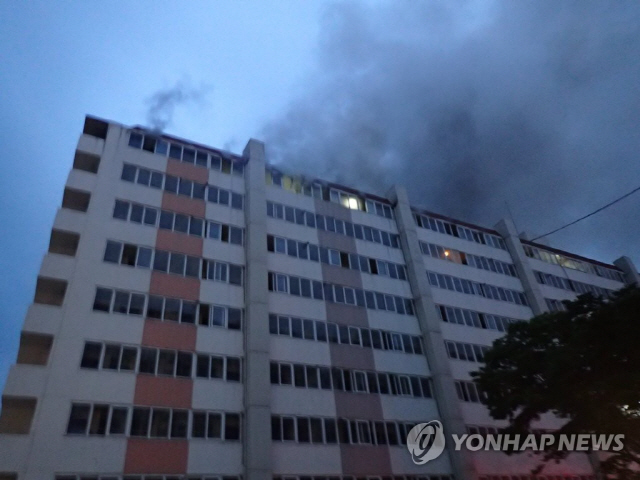 광주 봉선동 아파트 10층서 화재…20대 남성 숨진 채 발견