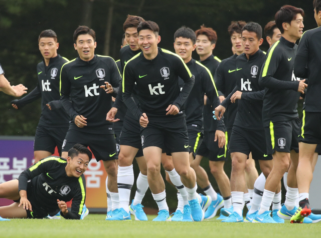 2018 러시아월드컵에 출전하는 대한민국 축구 국가대표팀 손흥민이 21일 오후 파주 NFC에서 이승우를 넘어뜨린 뒤 일어서고 있다. /연합뉴스