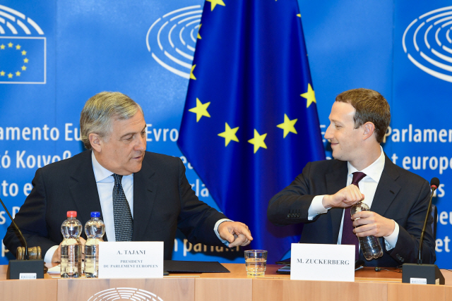 저커버그, 유럽 지도자들 만나 '페이스북 정보유출' 사과