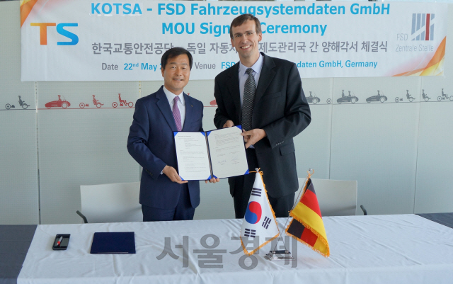 한국교통안전공단 권병윤 이사장(사진 왼쪽)이 22일독일 자동차검사제도관리국(FSD; FAHRZEUGSYSTEMDATEN) 죌그 다이트리치(Jorg Dietrich) CFO(최고재무책임자)와 업무협약(MOU)을 체결한 후 기념촬영을 하고 있다.