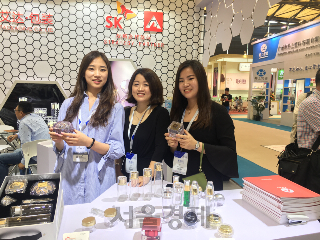 SK케미칼 직원들이 ‘차이나뷰티엑스포 화장품 전시회’(China Beauty Expo 2018)’에서 친환경 PETG 화장품 용기를 소개하고 있다./사진제공=SK케미칼