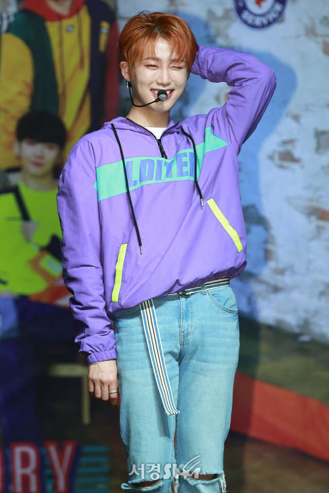 요한이 23일 오후 서울 마포구 하나투어 브이홀에서 열린 일급비밀(TST)의 싱글 ‘러브 스토리’(LOVE STORY) 발매 기념 쇼케이스에 참석해 포토타임을 갖고 있다.