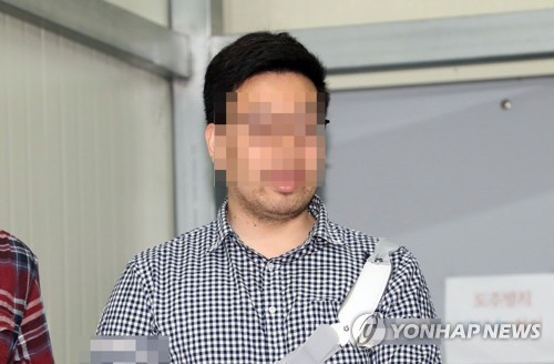 경찰이 자유한국당 김성태 원내대표를 폭행한 혐의 등으로 구속된 김모 씨를 지난 14일 오전 검찰로 이송하고 있는 모습./연합뉴스