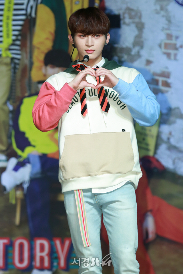 용현이 23일 오후 서울 마포구 하나투어 브이홀에서 열린 일급비밀(TST)의 싱글 ‘러브 스토리’(LOVE STORY) 발매 기념 쇼케이스에 참석해 포토타임을 갖고 있다.