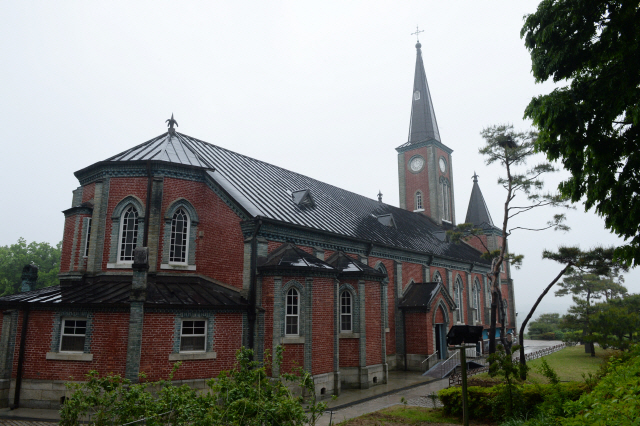 감곡성당은 1896년 프랑스인 임가밀로 신부가 지은 성당으로 고딕양식으로 지어진 건물이다.