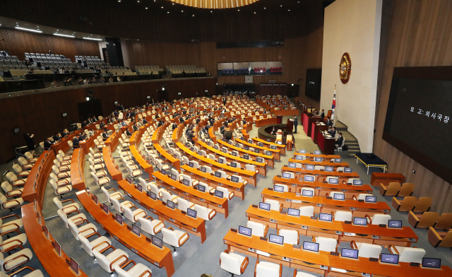 24일 오전 국회에서 문재인 대통령이 발의한 헌법개정안을 심의하기 위해 열린 본회의에 자유한국당을 포함한 야당의원들의 의석이 비어있다. /연합뉴스
