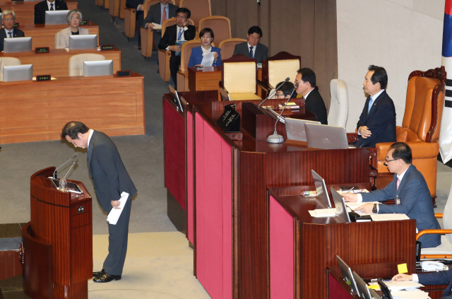 이낙연 국무총리가 24일 오전 국회에서 문재인 대통령이 발의한 헌법개정안을 심의하기 위해 열린 본회의에서 제안설명을 마치고 인사하고 있다./연합뉴스