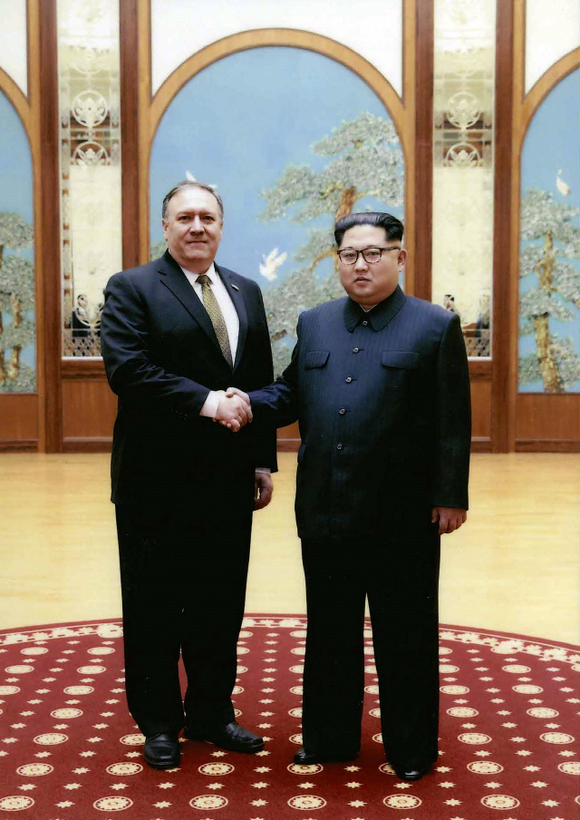 마이크 폼페이오(왼쪽) 미국 국무장관과 김정은 북한 국무위원장/AP연합뉴스