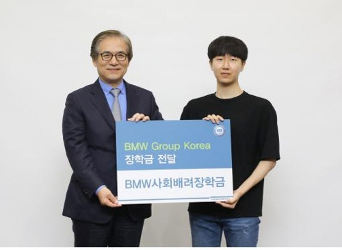 김효준(왼쪽) BMW코리아 회장이 지난 23일 서울 성동구 한양대 서울캠퍼스에서 5억원의 장학금을 한양대 미래자동차공학과 학생대표에게 전달하는 행사를 갖고 있다. /사진제공=한양대학교