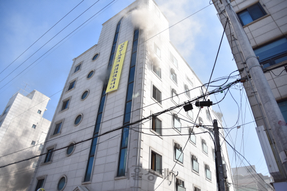 지난 19일 화재가 발생했던 서울 관악구의 오피스텔. /사진제공=서울시소방재난본부