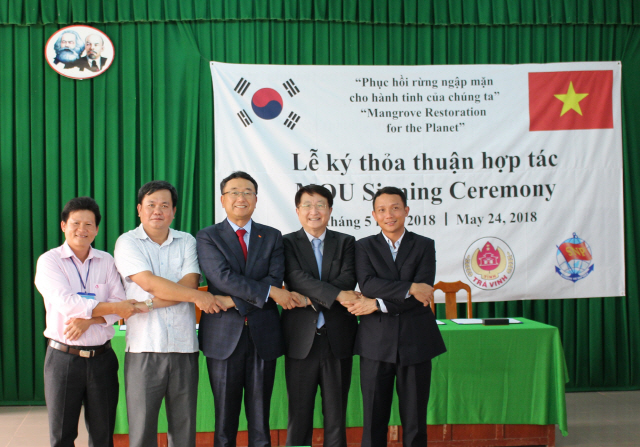 최동수(왼쪽에서 세번째) SK이노베이션 E&P 대표가 24일 베트남 짜빈성 인민위원회 청사에서 베트남 당국, UNEP 관계자들과 MOU를 체결한 뒤 손을 맞잡고 있다./사진제공=SK이노베이션