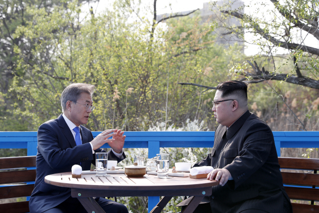 문재인 대통령과 북한 김정은 국무위원장이 지난달 27일 오후 판문점 도보다리에서 대화하고 있다. /연합뉴스