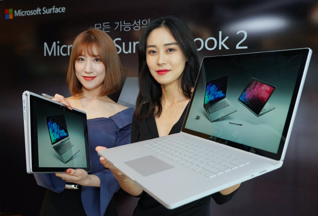 한국마이크로소프트(MS) 모델들이 24일 서울 광화문 한국MS본사에서 ‘서피스북2’를 소개하고 있다. 이 노트북은 화면과 키보드를 분리할 수 있는 투인원 디바이스로 8세대 인텔 코어 i7 프로세서를 적용했다. 오는 28일부터 사전예약에 들어가고 다음달 14일 정식 출시된다. /사진제공=한국마이크로소프트